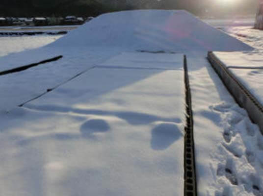 雪が積もった人工芝