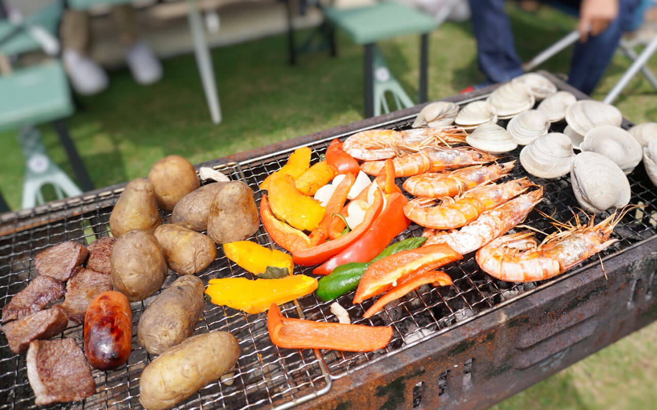 人工芝の上でBBQ