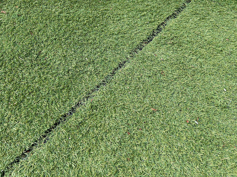 設置後の人工芝の縮み