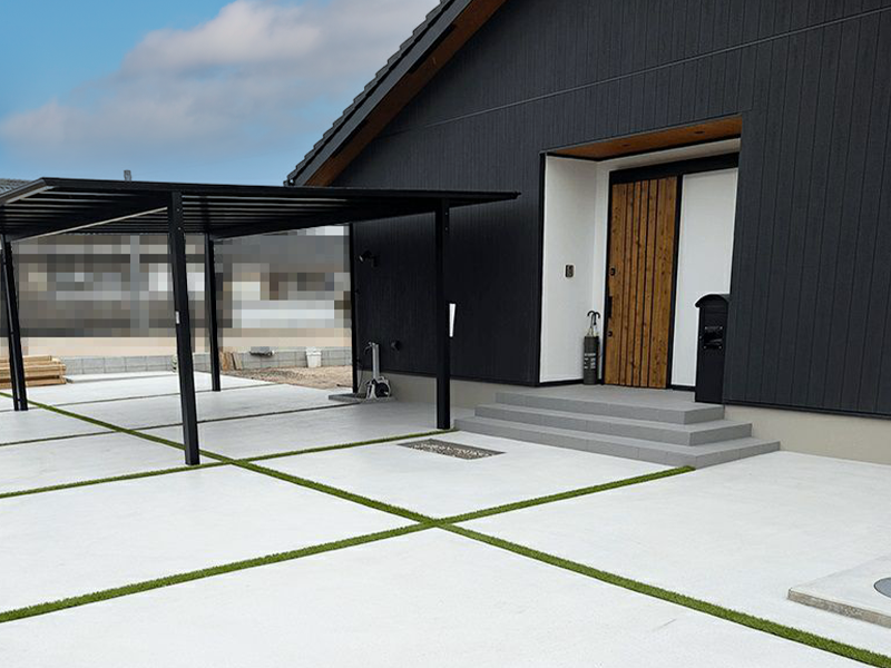 目地用人工芝が施工された綺麗な駐車場