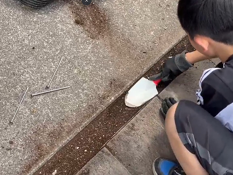 目地の下地を整える