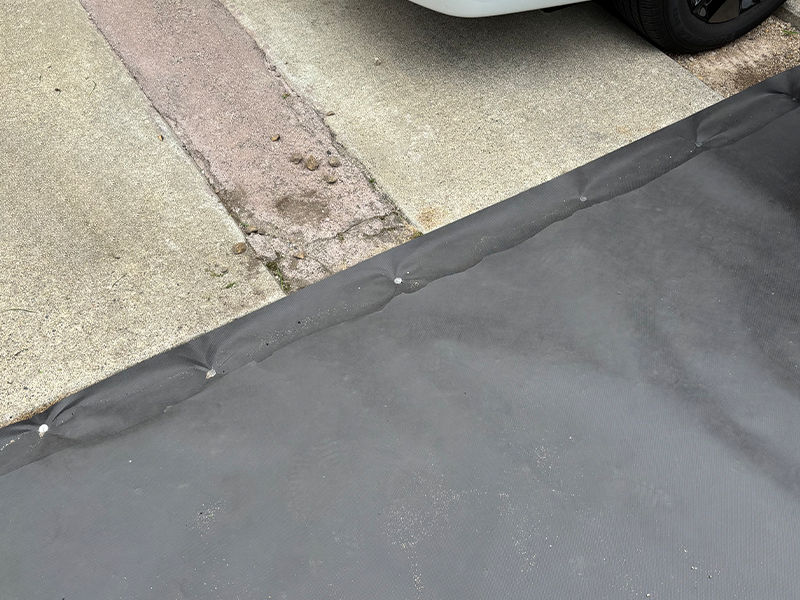 先に防草シートを固定してから不要な部分をカット