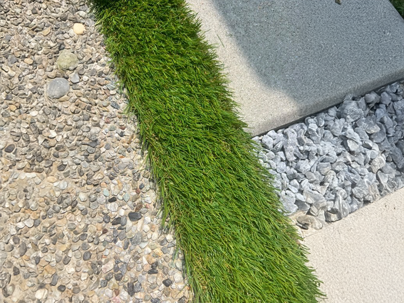 砂利と人工芝のダブル使用のdiy事例