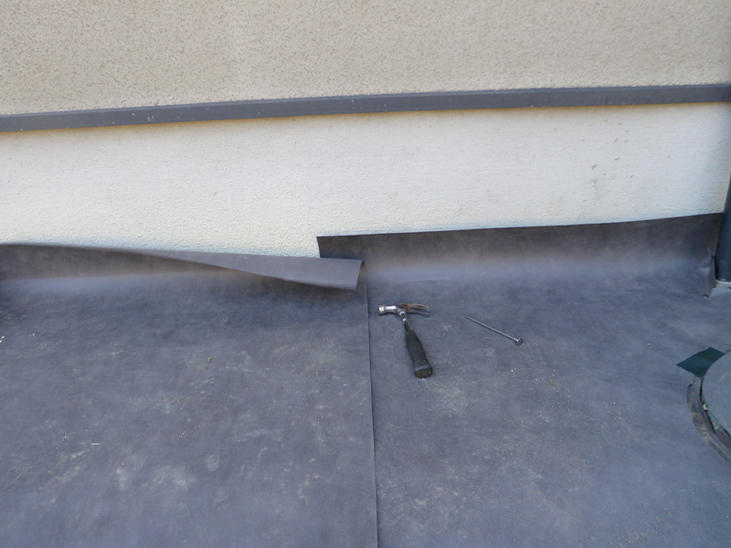 隙間がないよう防草シートを敷く